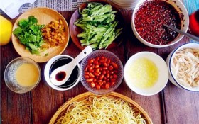凉面汤汁的做法与配料（制作美味凉面汤汁的方法与配料）