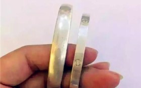 怎样清洗银饰使银饰光亮？我的好多银饰品长时间不戴都变黑了,怎么才能让它们光亮如新呀？
