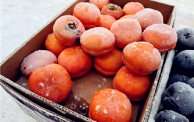 冻柿子在冰箱里冻了一年还能吃吗图3