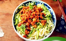 一碗炸酱面的热量(炸酱面热量分析及降低方式)