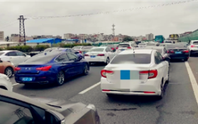 高速封路了车辆就堵在高速公路上吗图1