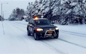 雪天开车要开雾灯吗图1