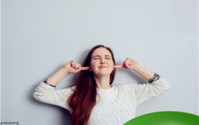 长期在低频噪音中睡眠的危害（躺床上听到低频嗡嗡声的危害）图1