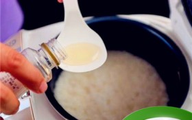 煮饭加白醋和油有哪些好处呢（煮饭里加白醋和油带来的好处）